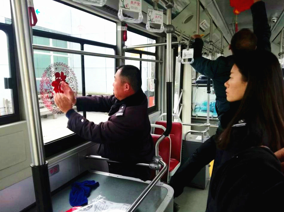 公交8路、25路給市民添年味2.JPG