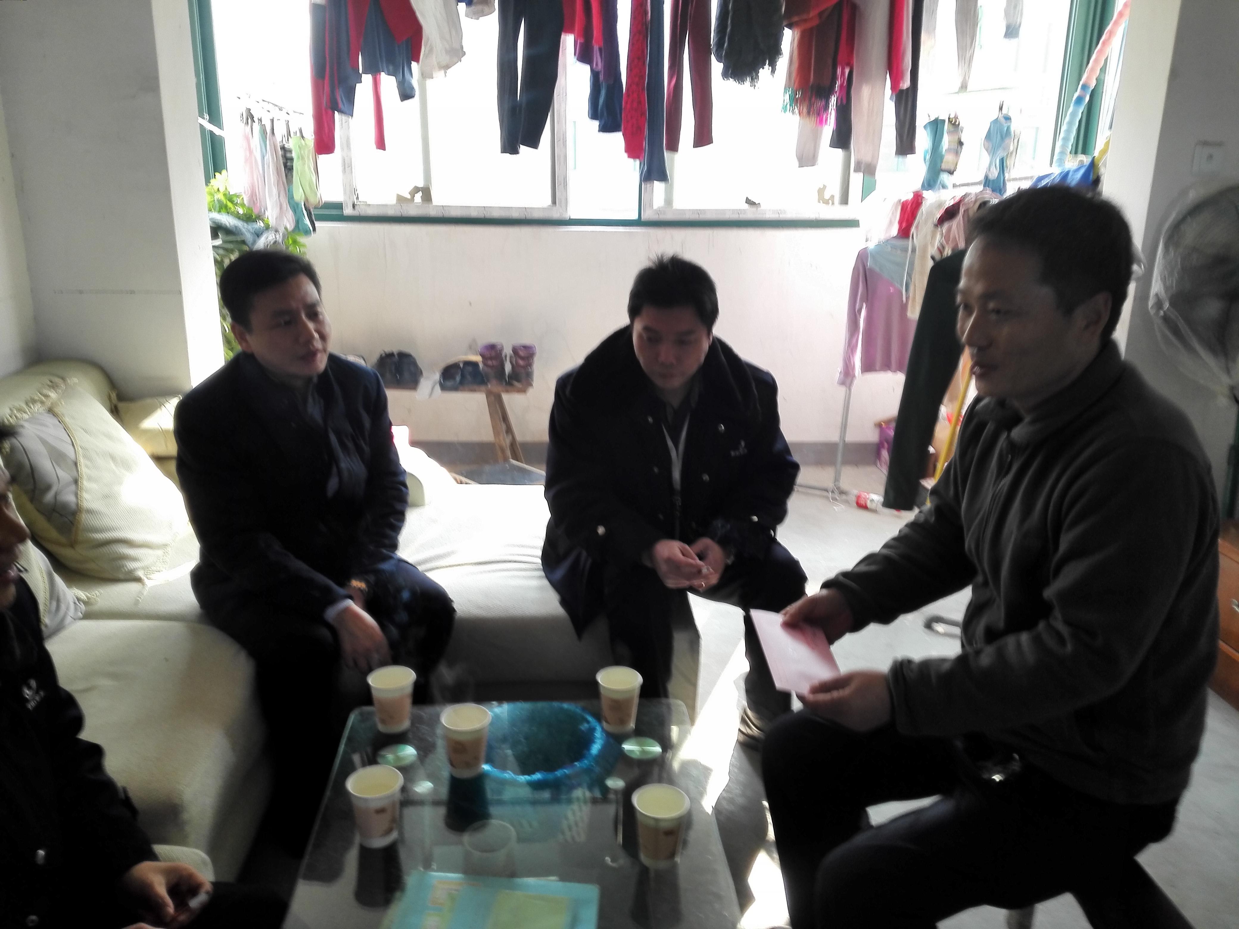 公司領(lǐng)導(dǎo)慰問困難職工3.JPG 公司領(lǐng)導(dǎo)慰問困難職工3.JPG