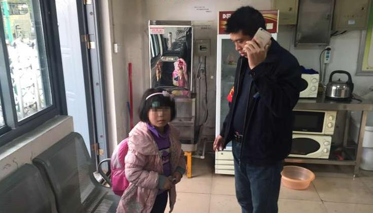 公交司機(jī)季仁扣送迷路小乘客回家.JPG 公交司機(jī)季仁扣送迷路小乘客回家.JPG