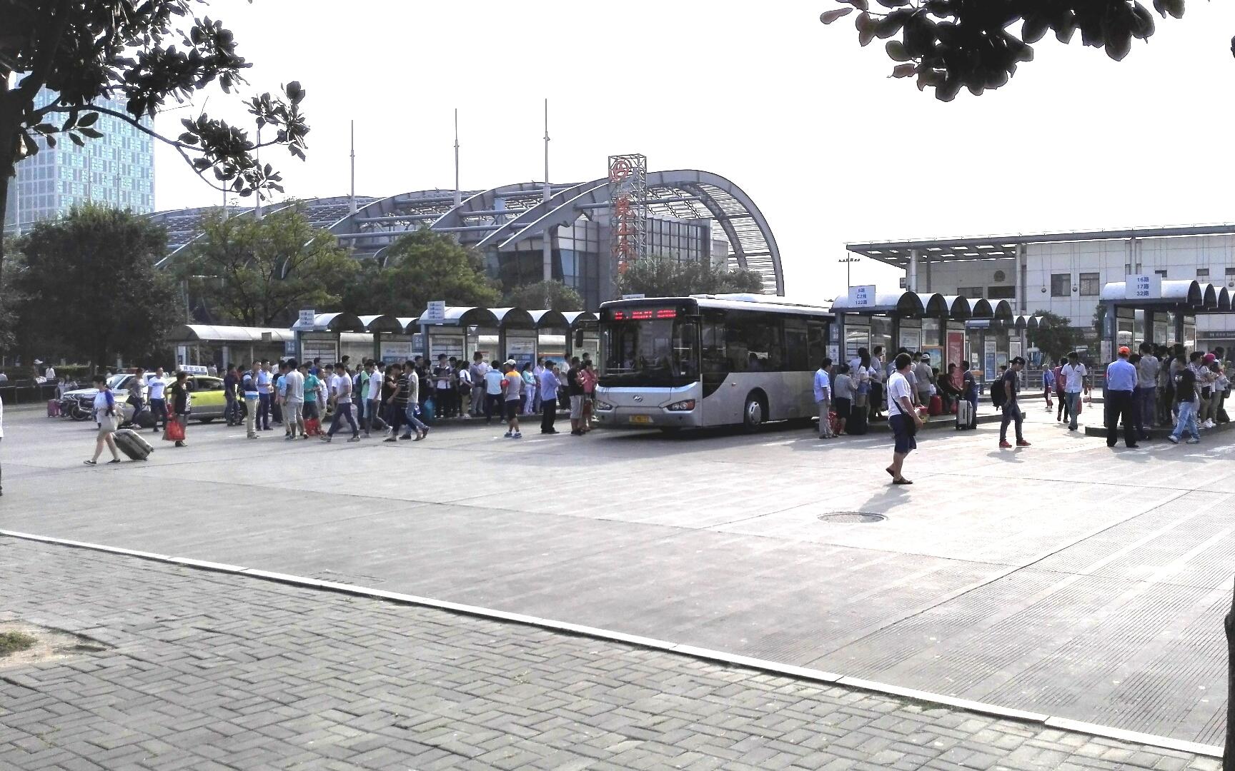 公交五一小長(zhǎng)假運(yùn)送乘客約170萬(wàn)人次.JPG 公交五一小長(zhǎng)假運(yùn)送乘客約170萬(wàn)人次.JPG