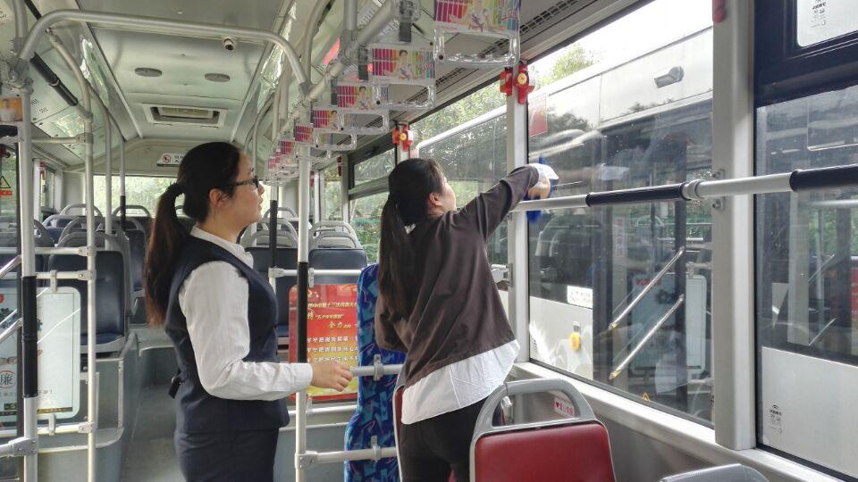 8路服務(wù)員學(xué)習(xí)車廂內(nèi)服務(wù).JPG 8路服務(wù)員學(xué)習(xí)車廂內(nèi)服務(wù).JPG