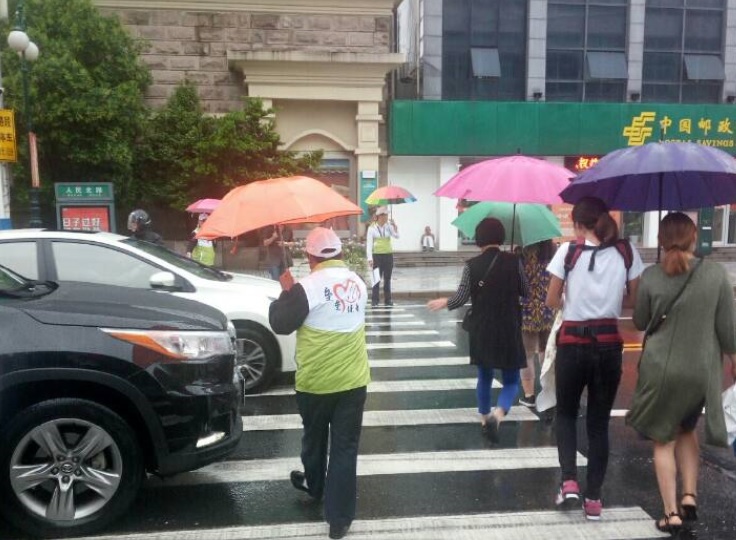 公交周“禮讓斑馬線”活動(dòng)蓬勃開(kāi)展.jpg 公交周“禮讓斑馬線”活動(dòng)蓬勃開(kāi)展.jpg