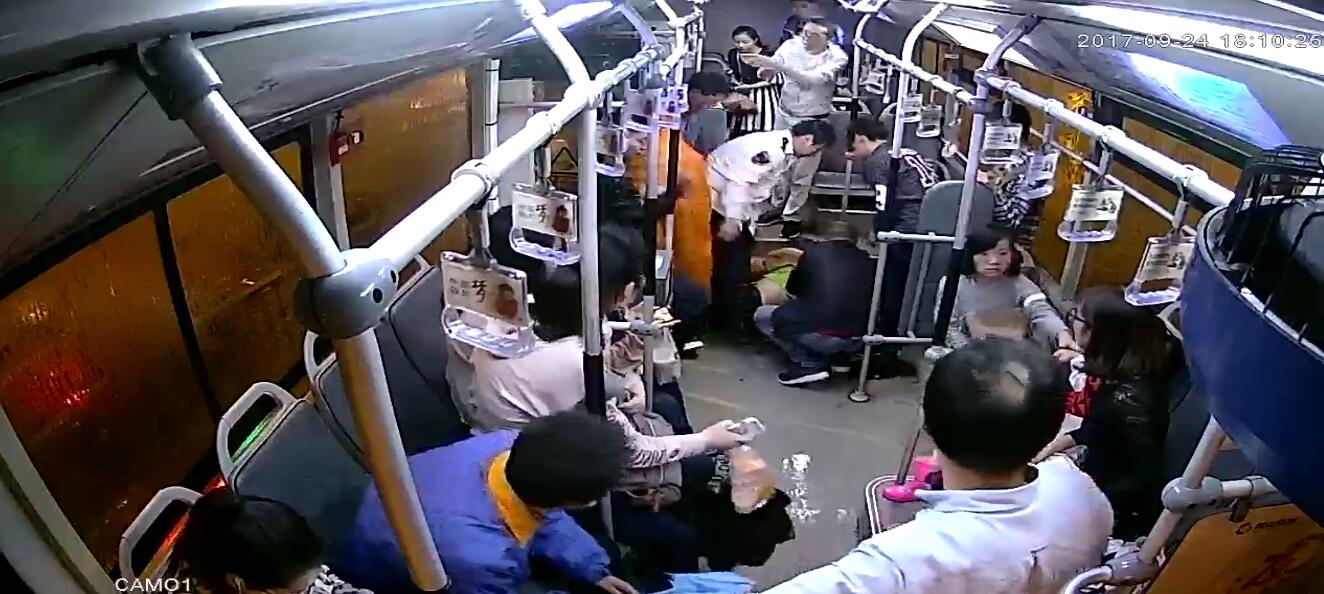 富軍斌救人截圖.jpg 富軍斌救人截圖.jpg