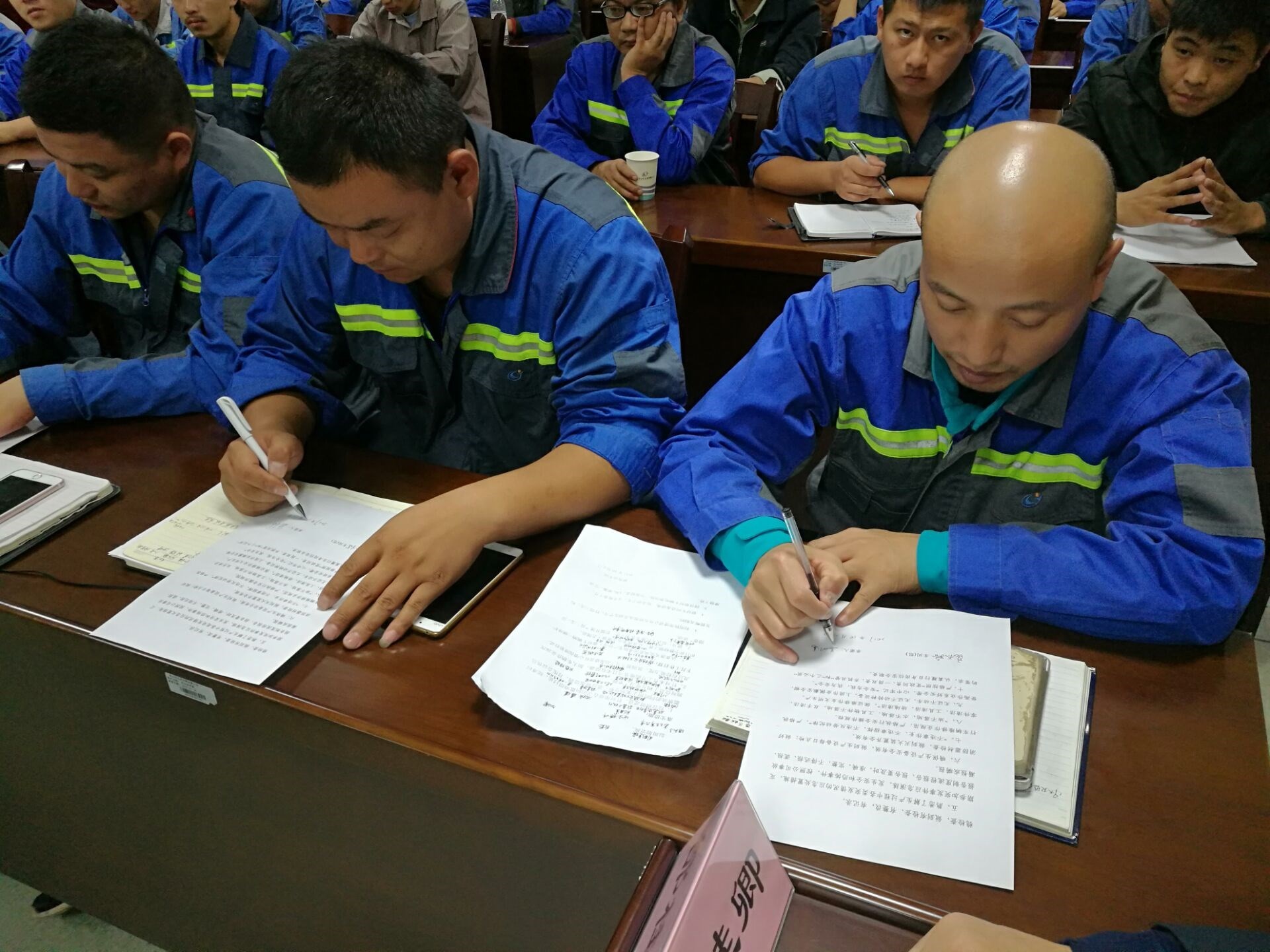 修理簽訂十九大安全和反恐維穩(wěn)承諾書(shū)1.jpg 修理簽訂十九大安全和反恐維穩(wěn)承諾書(shū)1.jpg