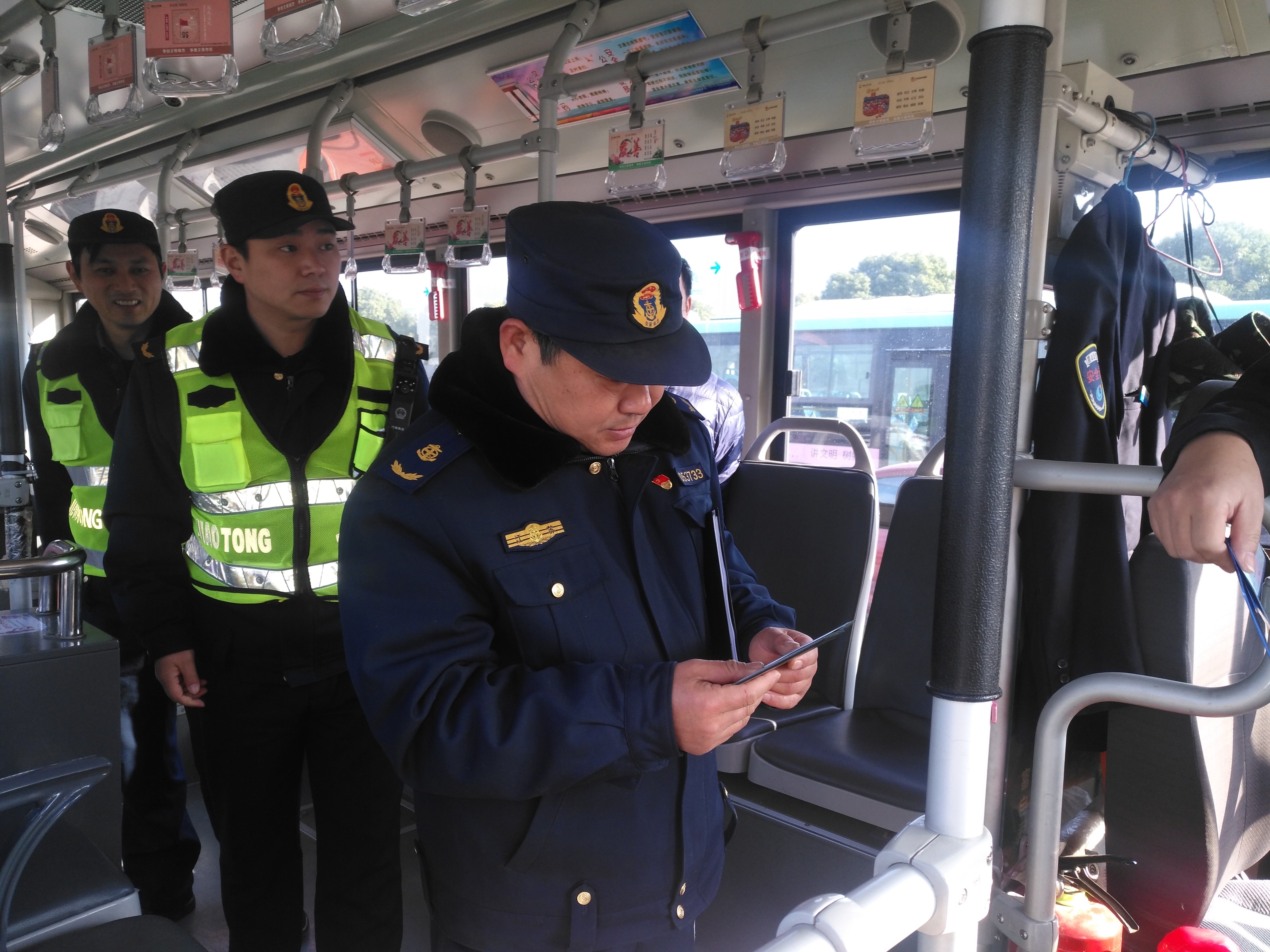 開發(fā)區(qū)交管所檢查組到公交檢查指導(dǎo).jpg 開發(fā)區(qū)交管所檢查組到公交檢查指導(dǎo).jpg