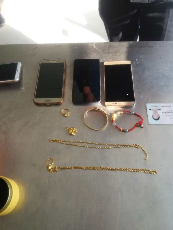 昆山公交司機(jī)撿金器交失主.jpg 昆山公交司機(jī)撿金器交失主.jpg