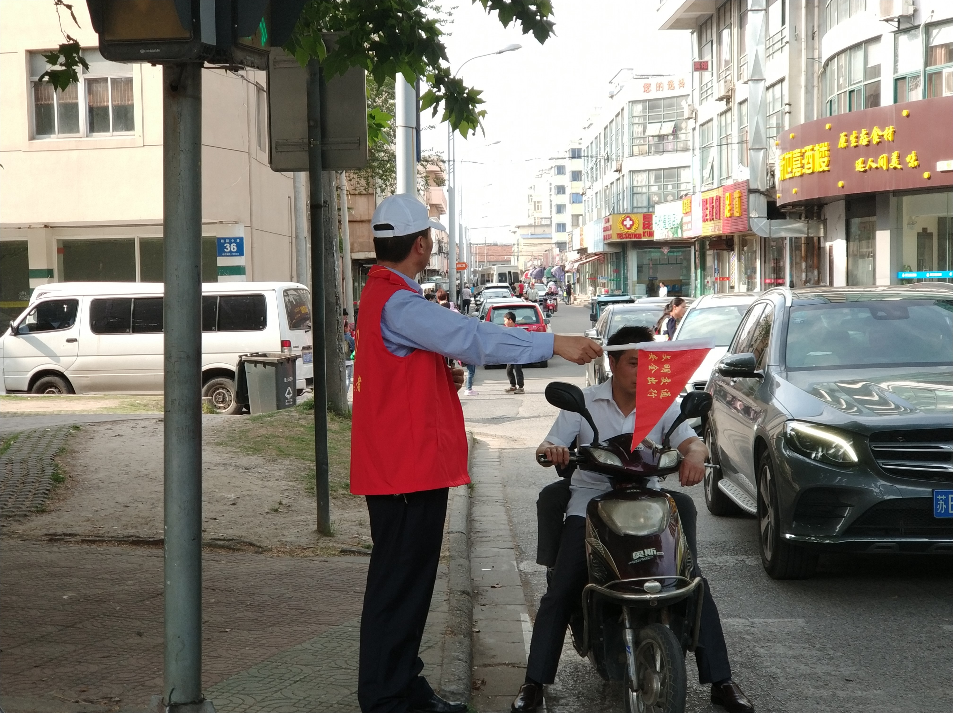 5月4日公交集團五支部在珠江小學(xué)、三中心小學(xué)附件路口站點開展文明乘車督導(dǎo)志愿活動 1.jpg