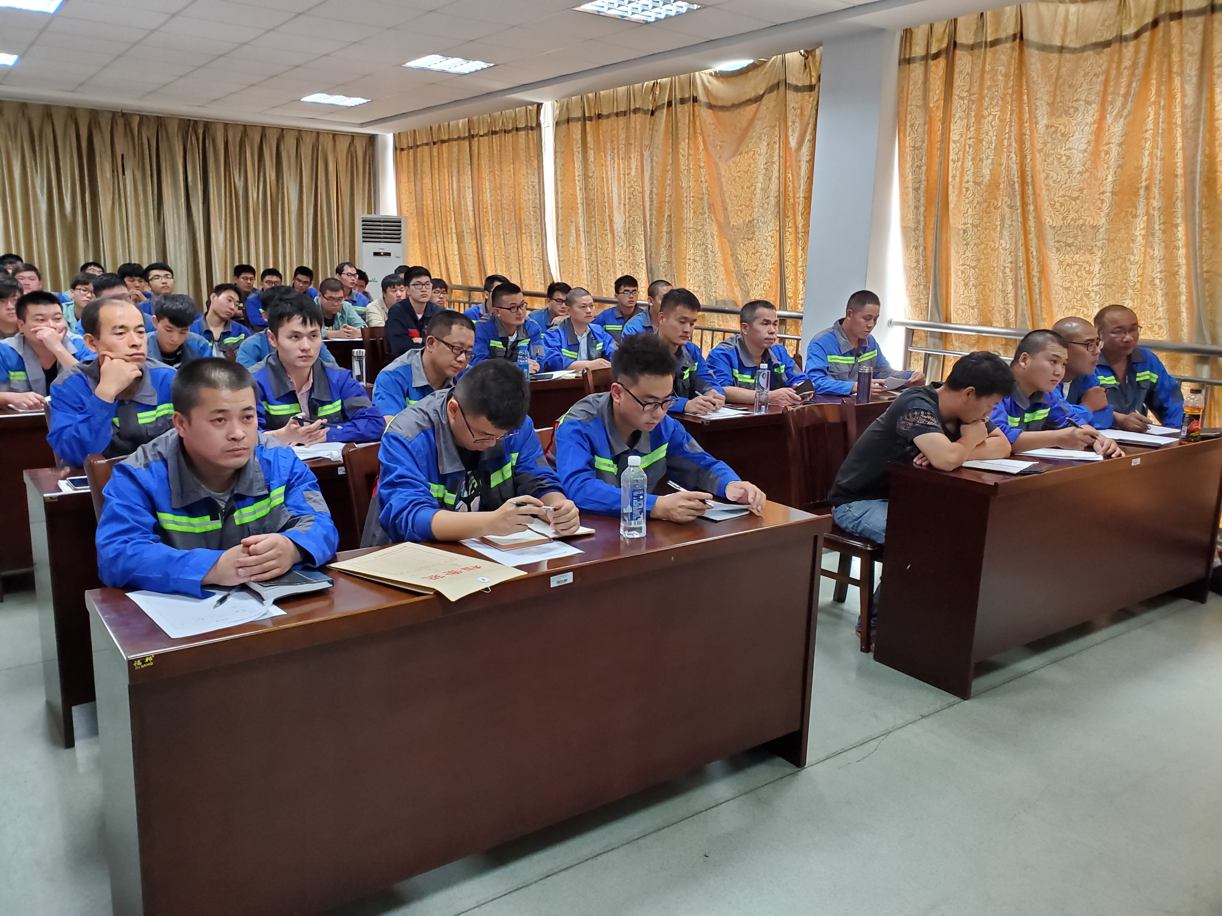 修理分公司開(kāi)展ZF自動(dòng)變速箱維修保養(yǎng)培訓(xùn)2.jpg 修理分公司開(kāi)展ZF自動(dòng)變速箱維修保養(yǎng)培訓(xùn)2.jpg