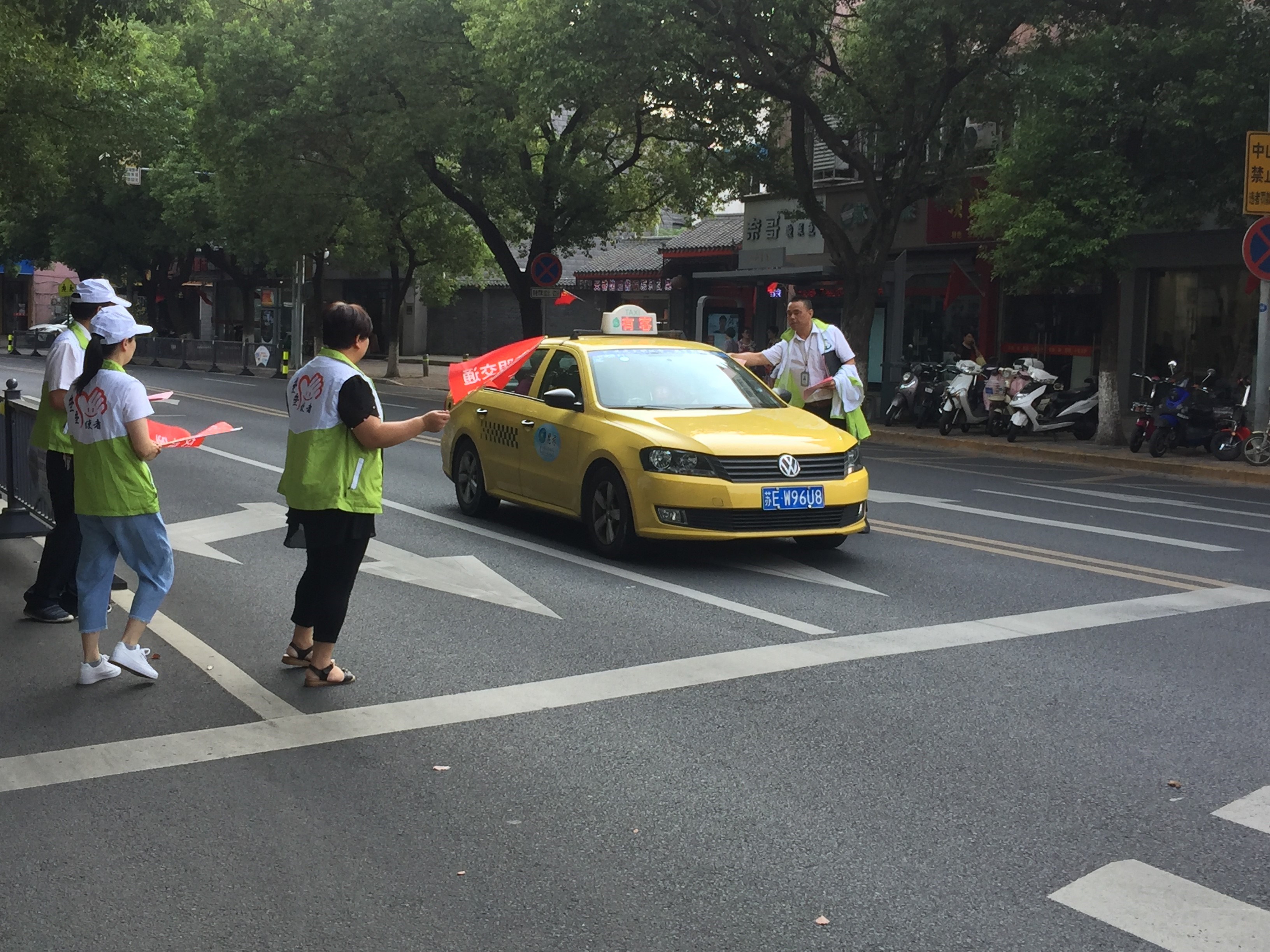 出租禮讓斑馬線志愿活動(dòng)2.jpg 出租禮讓斑馬線志愿活動(dòng)2.jpg