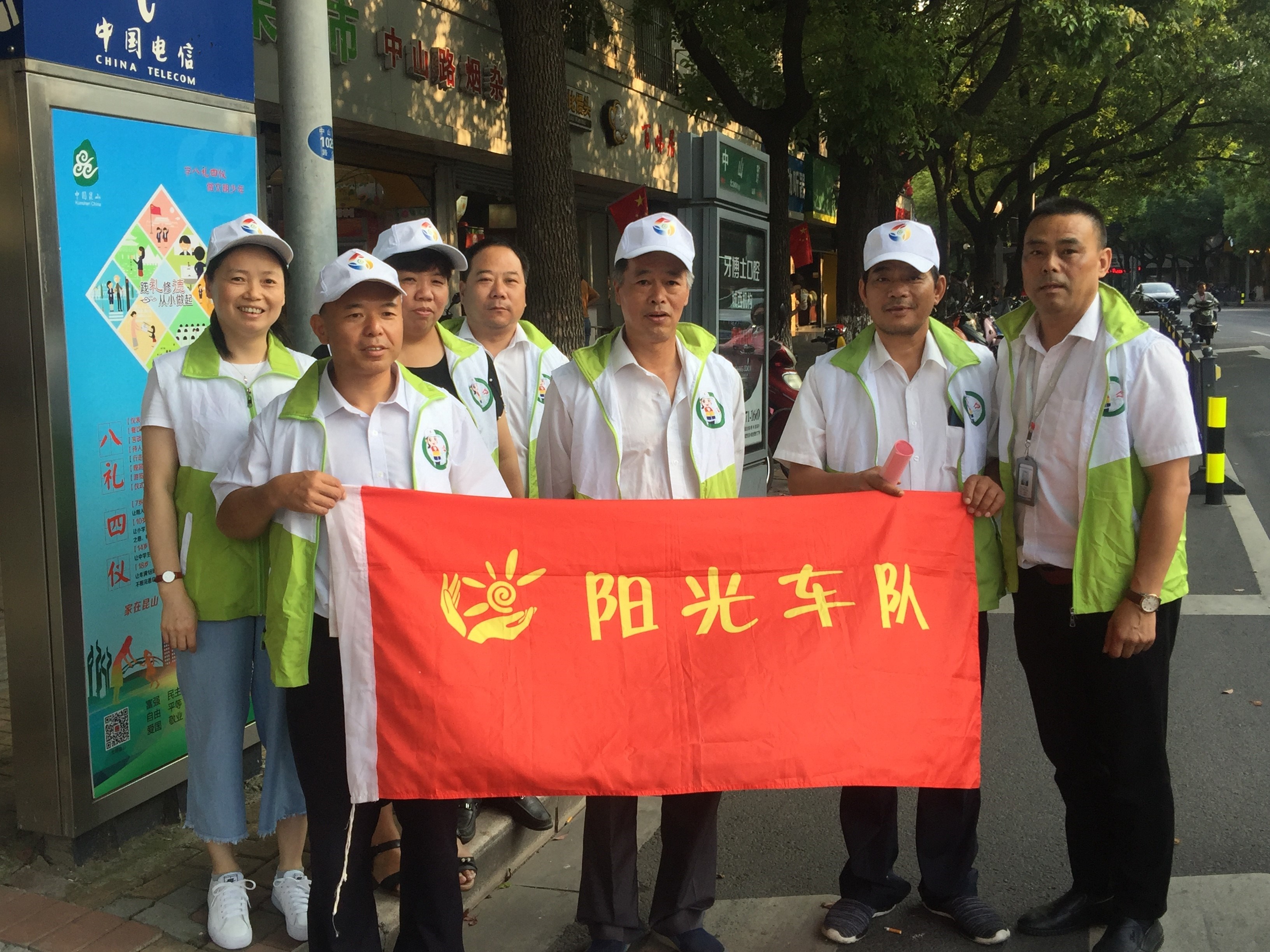 出租禮讓斑馬線志愿活動(dòng).jpg 出租禮讓斑馬線志愿活動(dòng).jpg