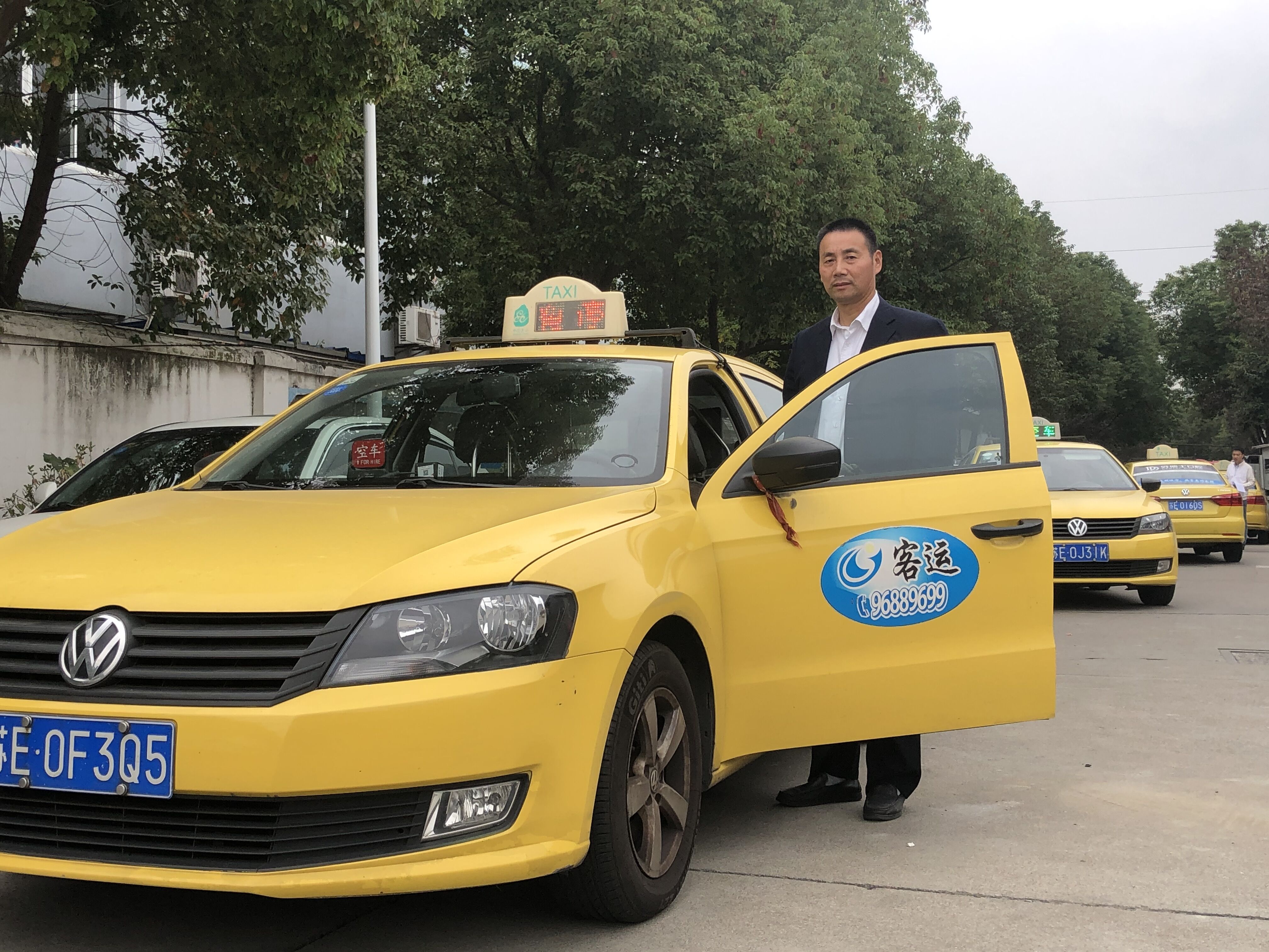 出租駕駛員胡建強(qiáng)工作照.jpg 出租駕駛員胡建強(qiáng)工作照.jpg