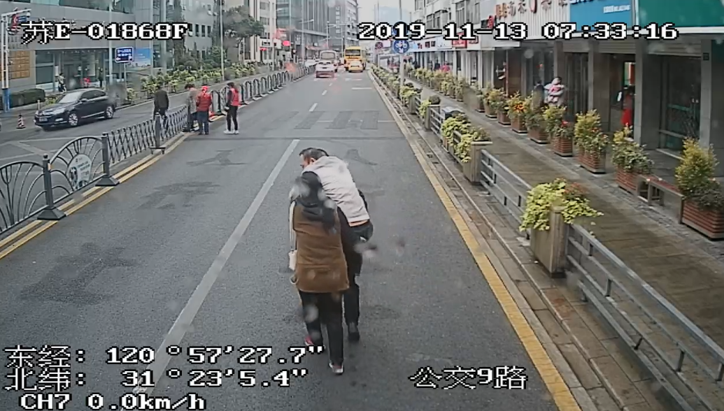 楊振東背人.png 楊振東背人.png