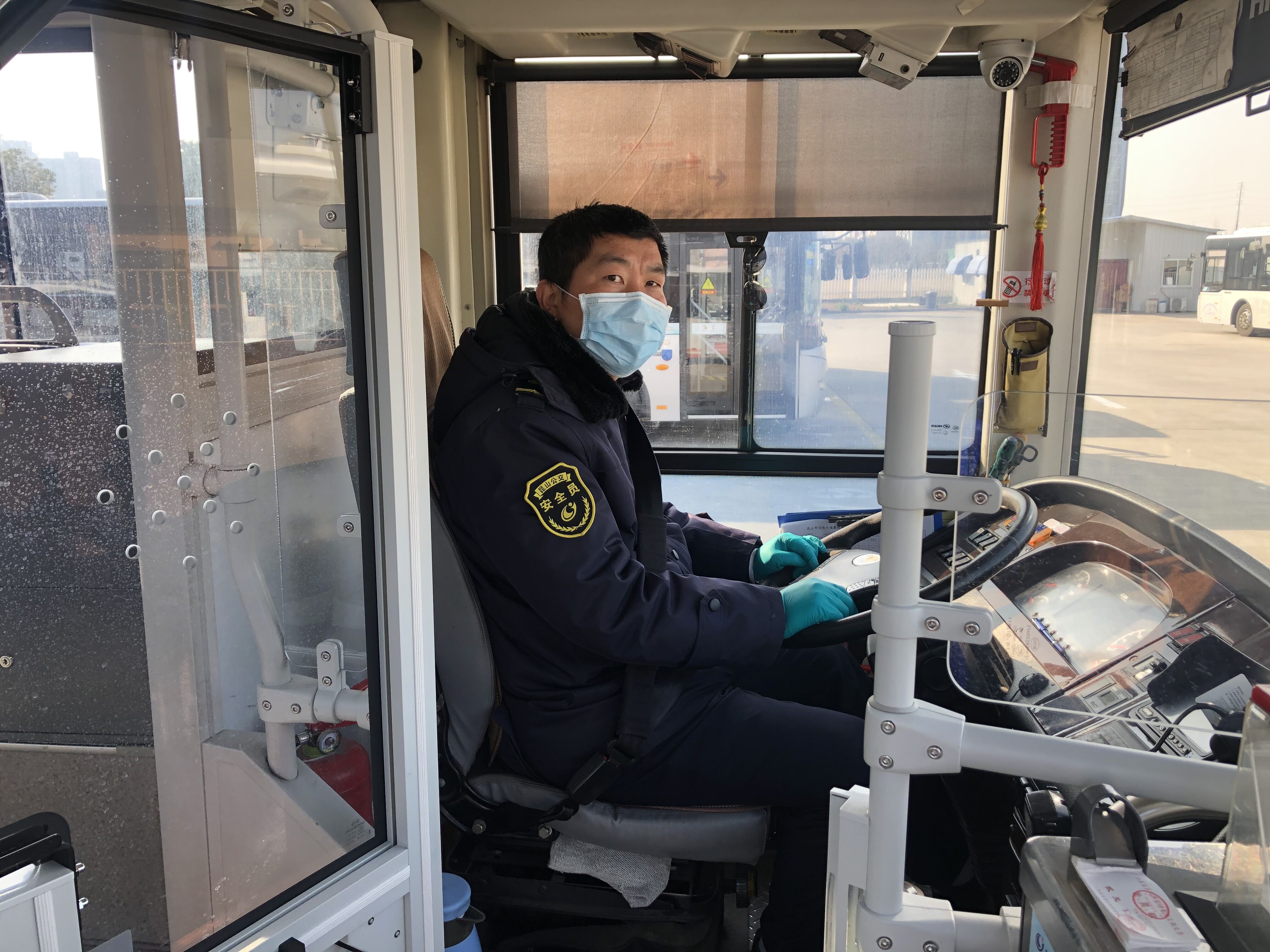 18路駕駛員徐燕工作照.jpg 18路駕駛員徐燕工作照.jpg