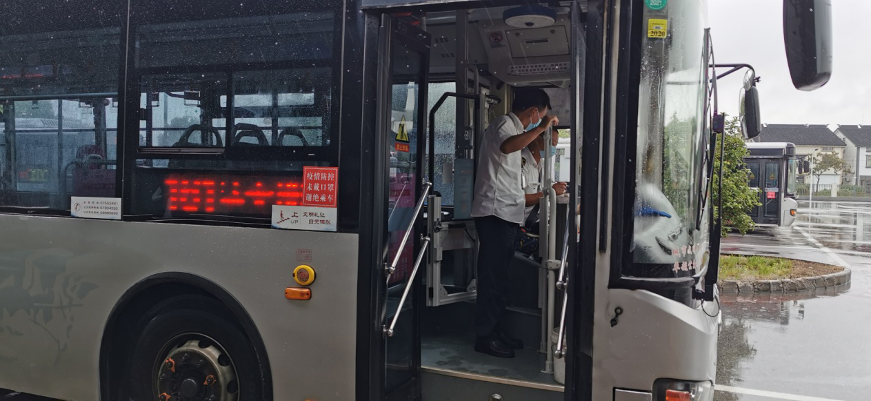 開(kāi)展規(guī)范公交車進(jìn)出站臺(tái)、安全帶專項(xiàng)整治工作.png