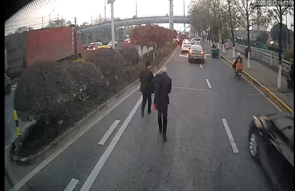 孫國軍救火監(jiān)控截圖.png 孫國軍救火監(jiān)控截圖.png