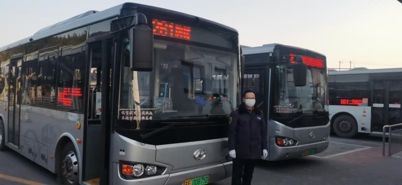 周莊區(qū)域公交261路蔡偉峰拾金不昧-工作照.jpg 周莊區(qū)域公交261路蔡偉峰拾金不昧-工作照.jpg