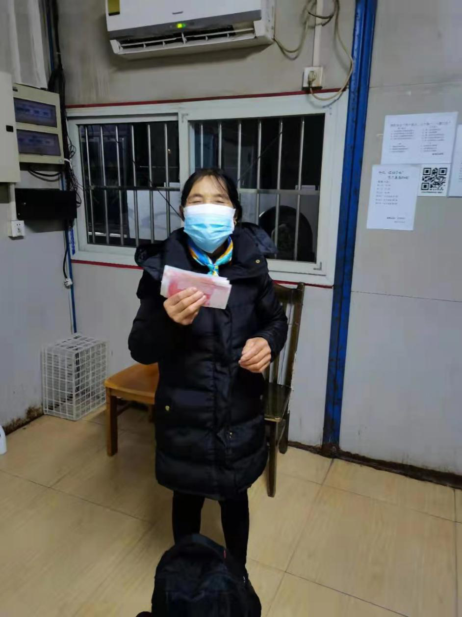 22路駕駛員馮彬撿拾千金返還失主-失主.png 22路駕駛員馮彬撿拾千金返還失主-失主.png